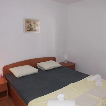 Visnja Apartment Pag Town